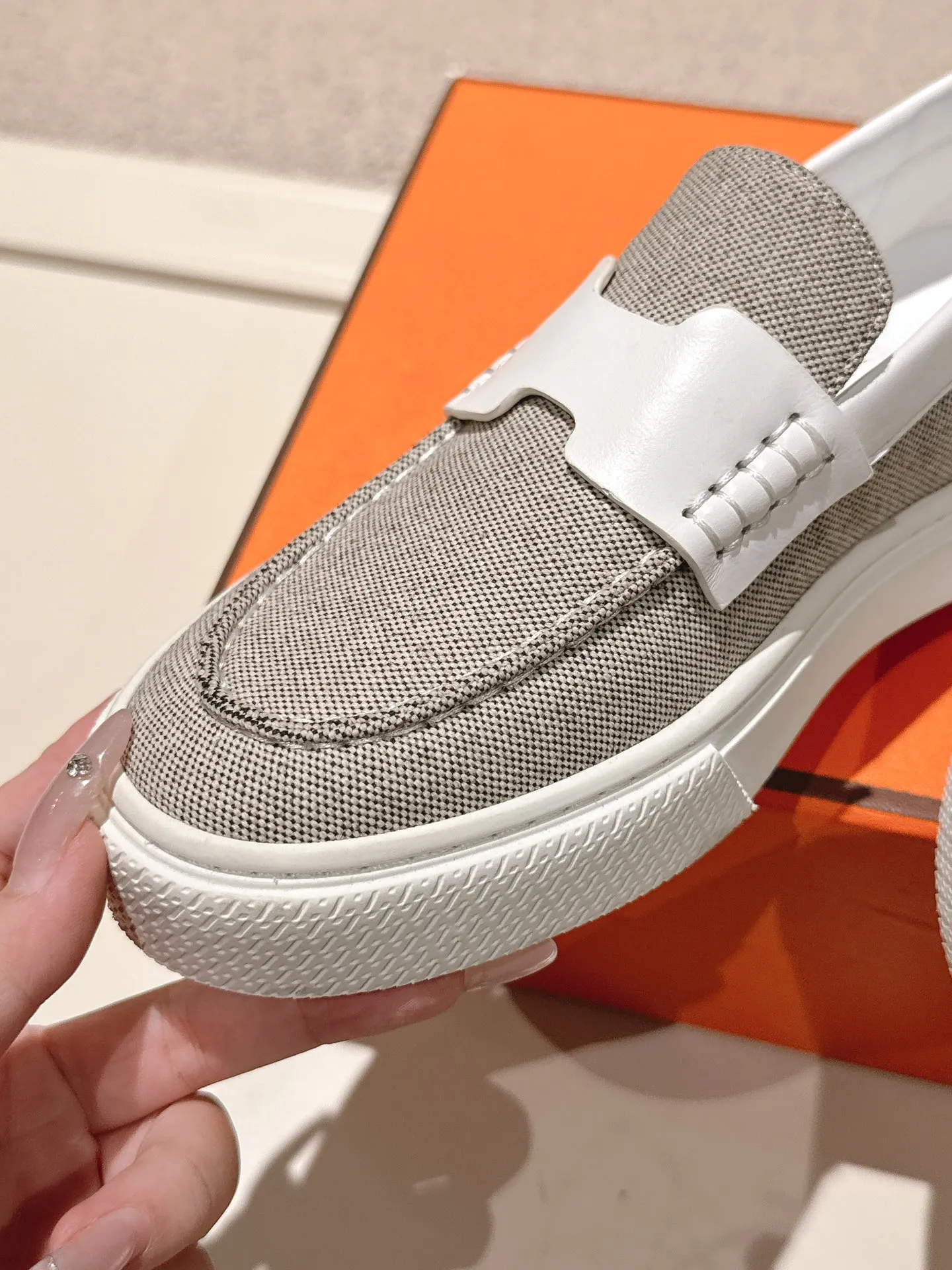 Men's men's shoes P620! Hermes# Thick Sole Couple Loafers These lace-up free sneakers in calfskin and washed denim feature signature "H" details. The design is simple and smooth, creating a fashionable urban look. It is comfortable and versatile. H family classics are not outdated, and the delivery counter is beautifully packaged🛍📦 Fabric: Original customized washed denim/first-layer cowhide Lining: Imported soft sheepskin Sole: Original open-molded anti-slip TPU material Size: 35-45